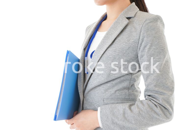 書類を持つビジネスウーマン