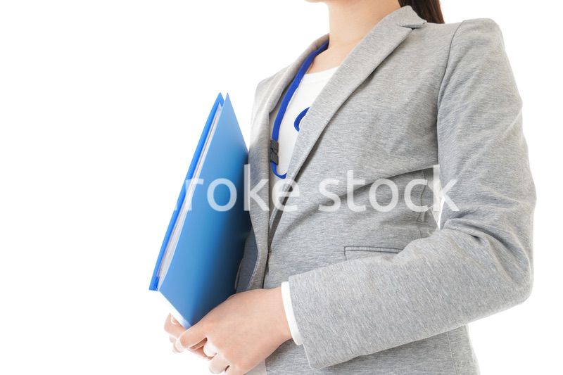 書類を持つビジネスウーマン