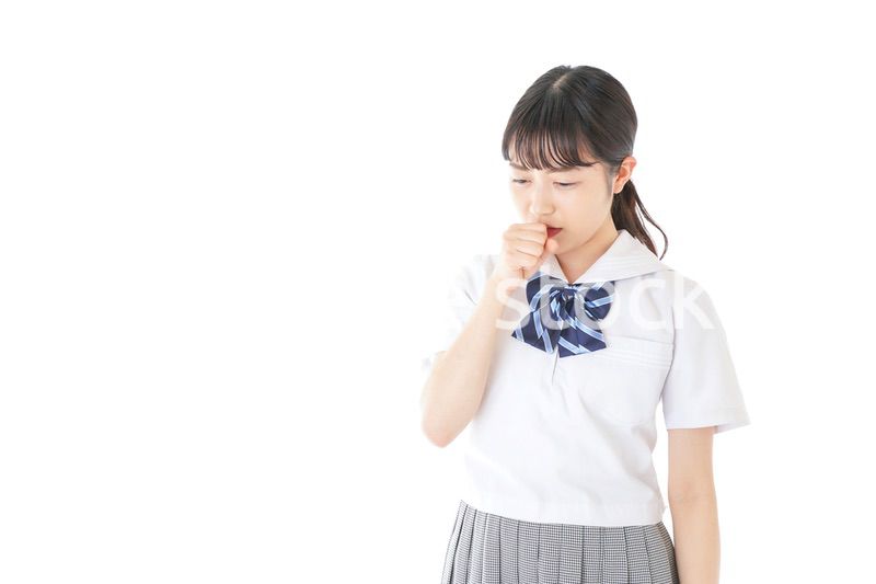 咳をする若い女子学生
