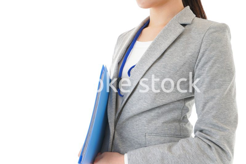 書類を持つビジネスウーマン