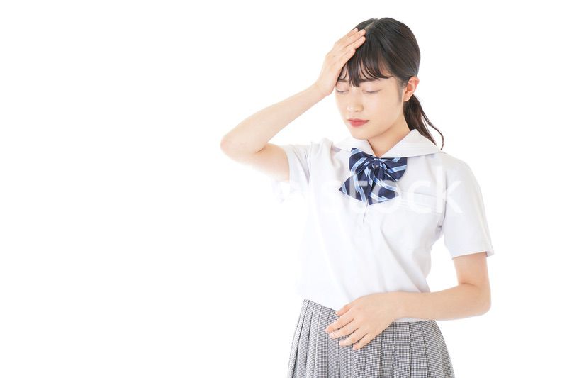 頭痛に苦しむ若い女子学生