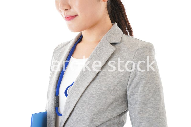 書類を持つビジネスウーマン