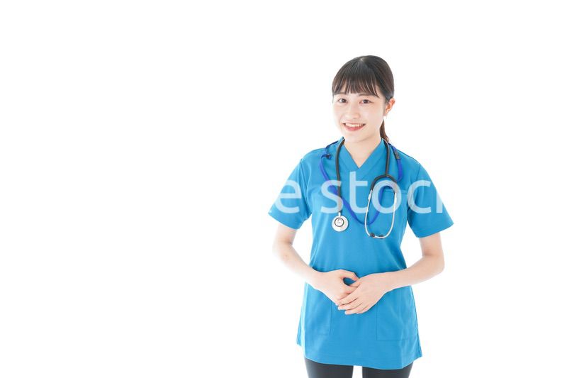 笑顔の若い女性看護師