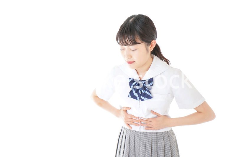 生理痛に苦しむ制服を着た女子学生