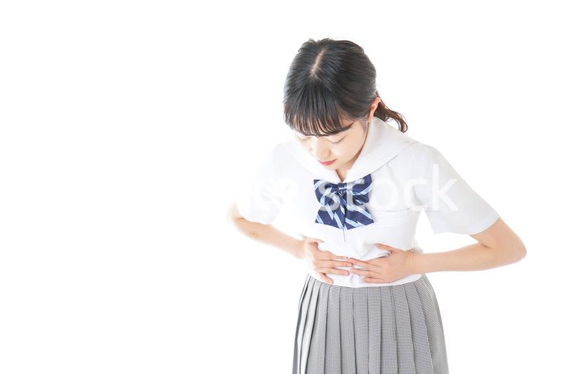 生理痛に苦しむ制服を着た女子学生