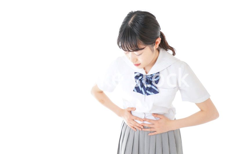 生理痛に苦しむ制服を着た女子学生