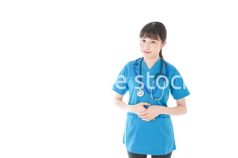 笑顔の若い女性看護師