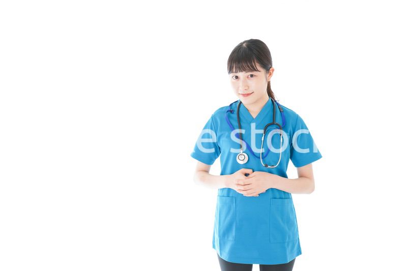 笑顔の若い女性看護師