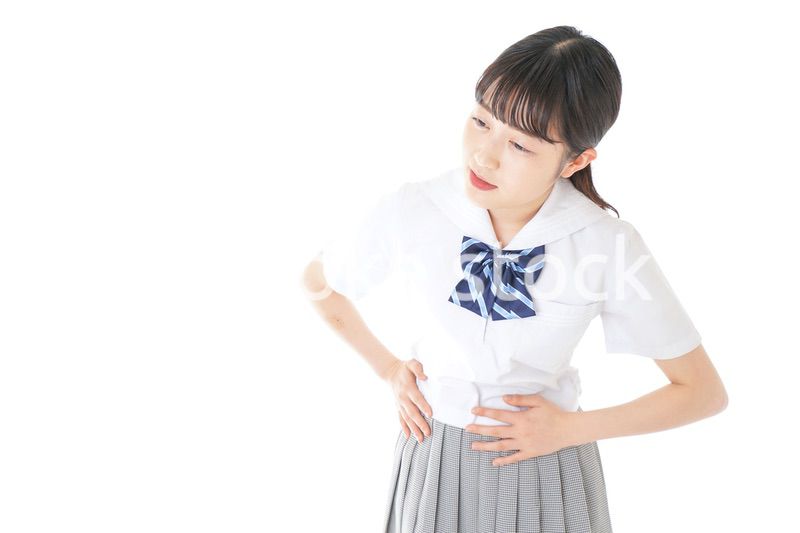 生理痛に苦しむ制服を着た女子学生