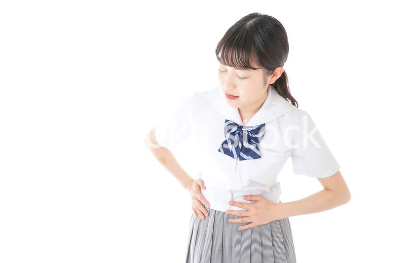生理痛に苦しむ制服を着た女子学生