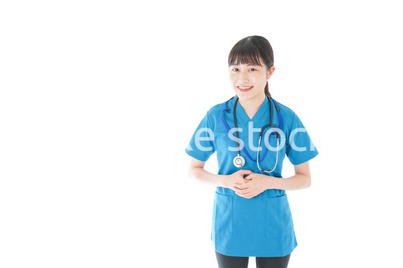 笑顔の若い女性看護師