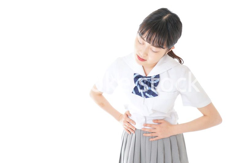 生理痛に苦しむ制服を着た女子学生