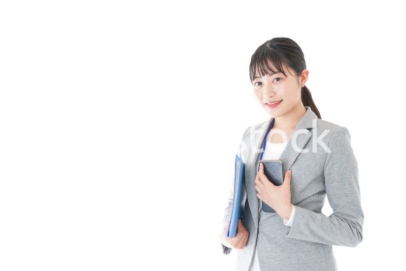 オフィスで働く若いビジネスウーマン