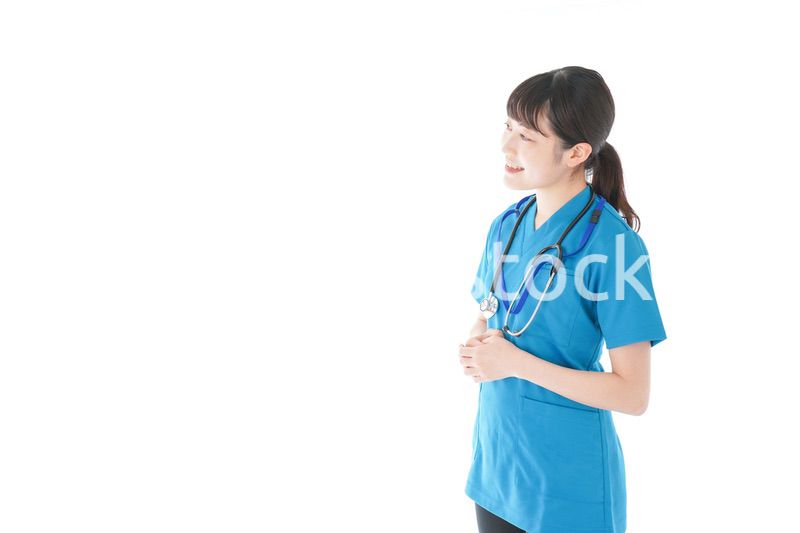 笑顔の若い女性看護師