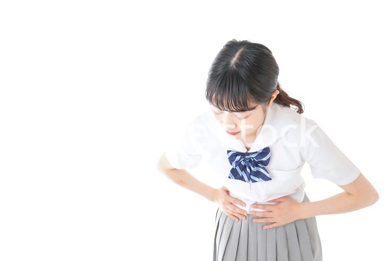 生理痛に苦しむ制服を着た女子学生