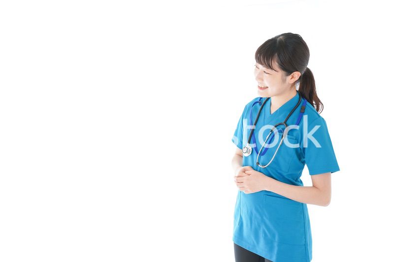 笑顔の若い女性看護師