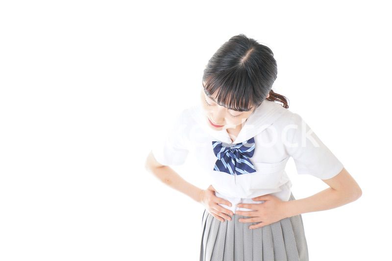 生理痛に苦しむ制服を着た女子学生