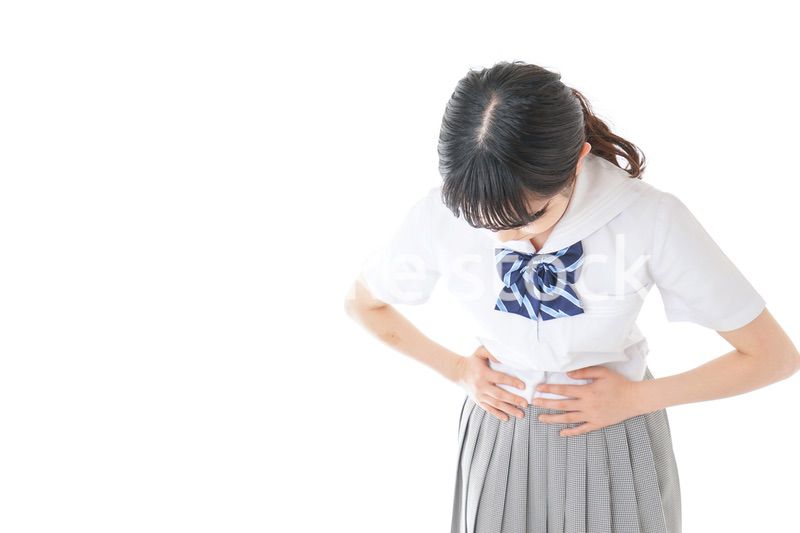 生理痛に苦しむ制服を着た女子学生