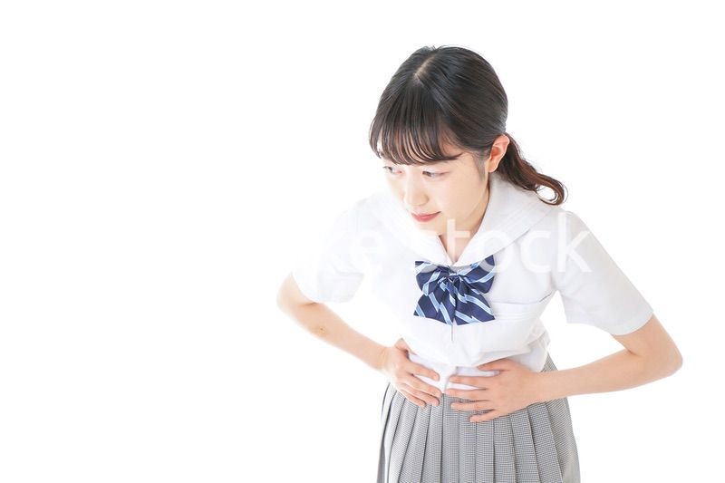 生理痛に苦しむ制服を着た女子学生