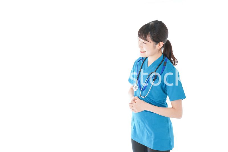 笑顔の若い女性看護師