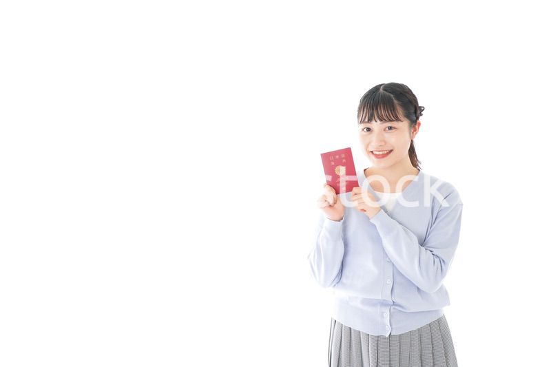パスポートを持つ若い女性