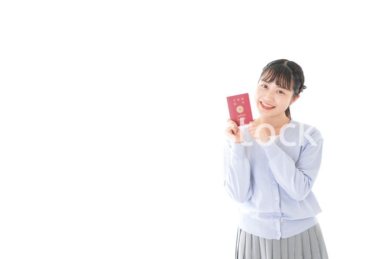 パスポートを持つ若い女性