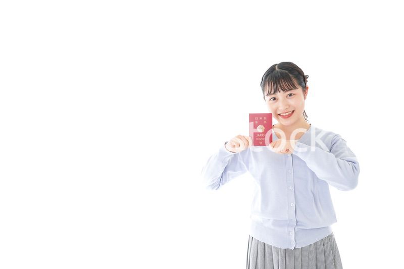パスポートを持つ若い女性