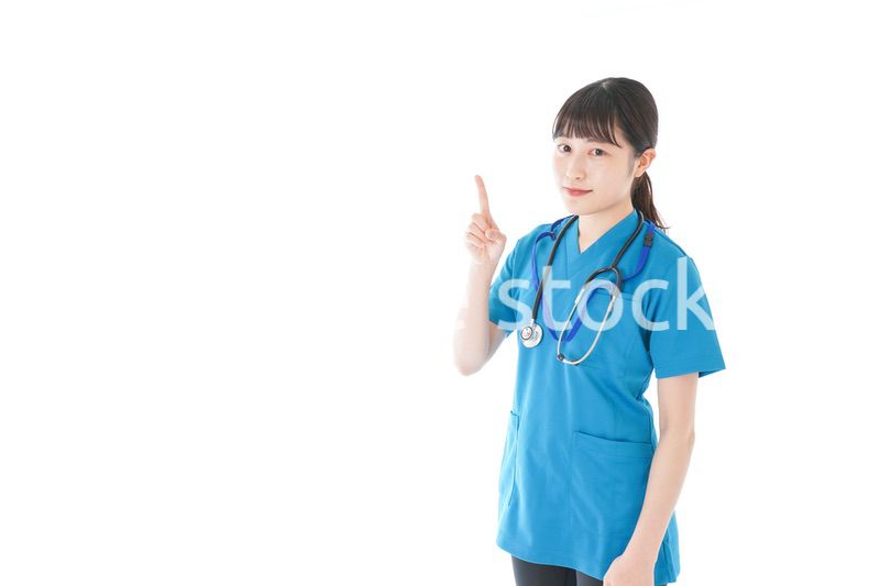 指を指す若い女性看護師