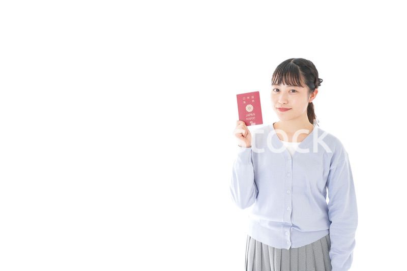 パスポートを持つ若い女性