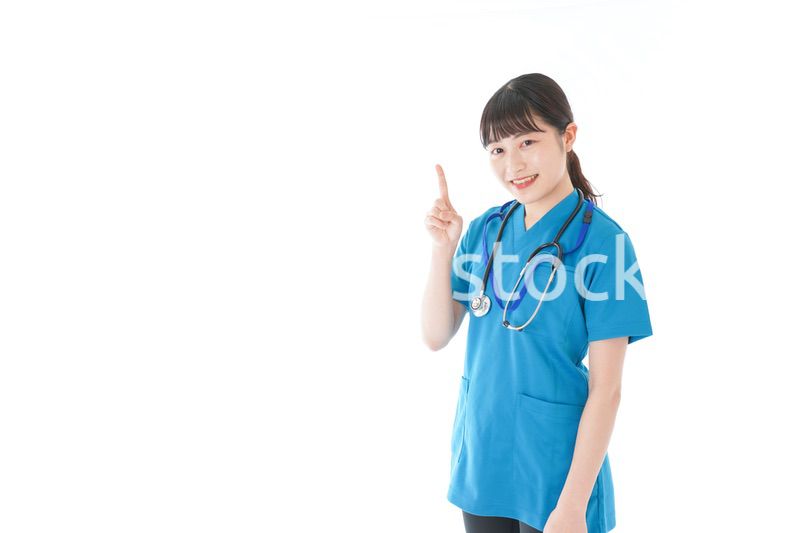 指を指す若い女性看護師