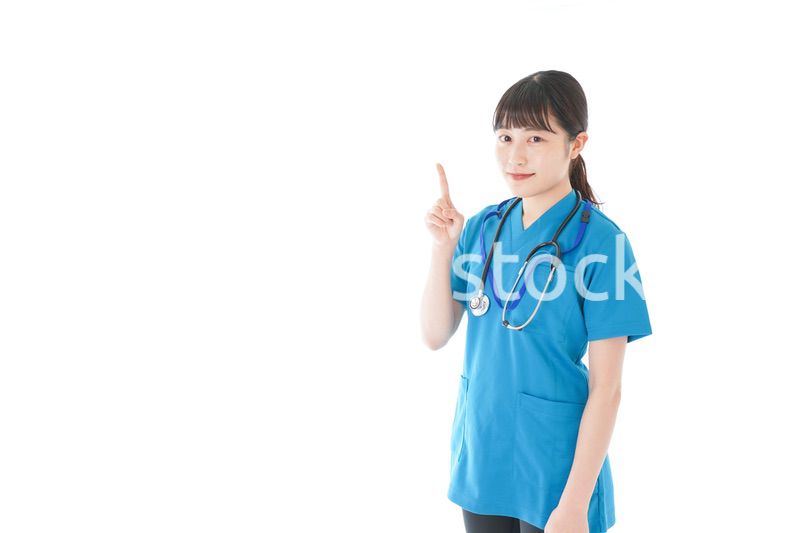 指を指す若い女性看護師