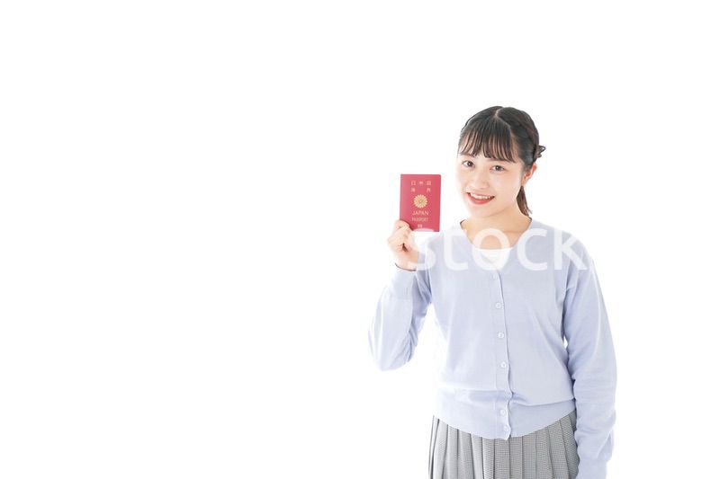パスポートを持つ若い女性