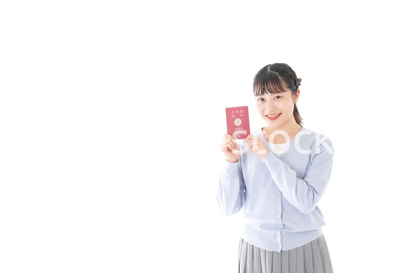 パスポートを持つ若い女性
