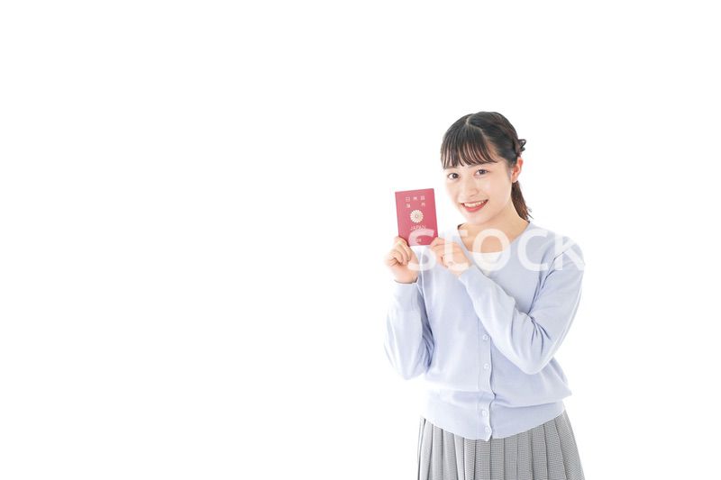 パスポートを持つ若い女性