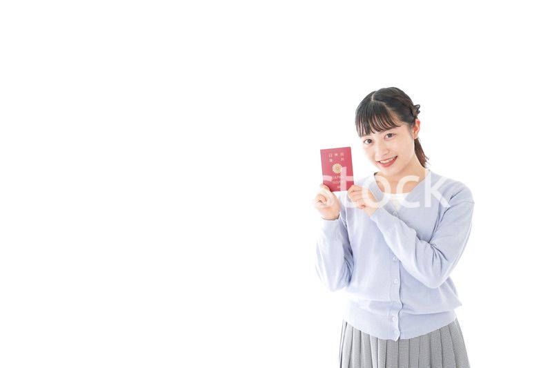パスポートを持つ若い女性