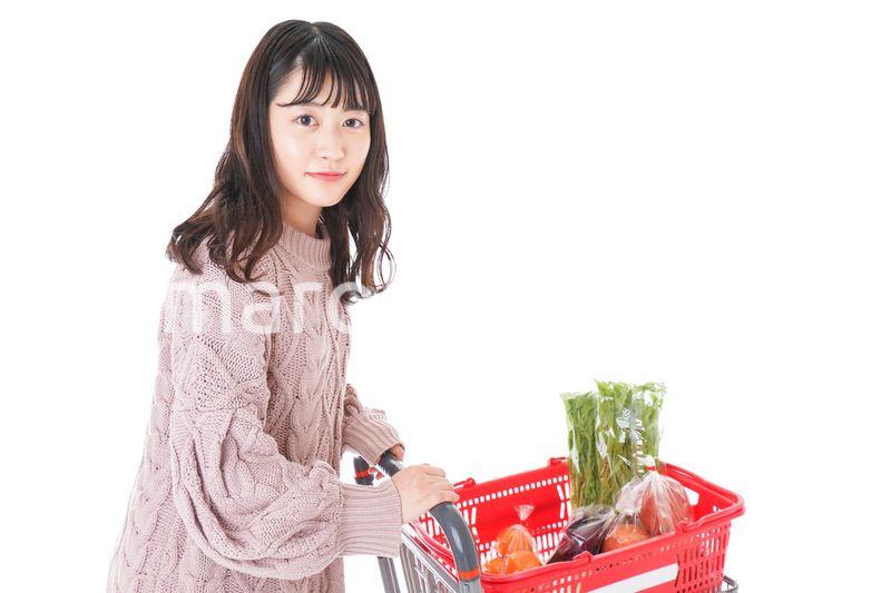 食料品の買い物をする若い女性