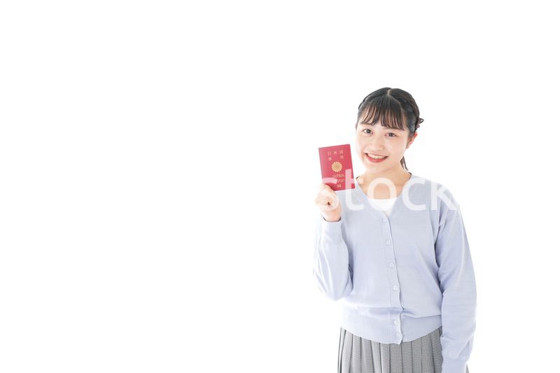 パスポートを持つ若い女性