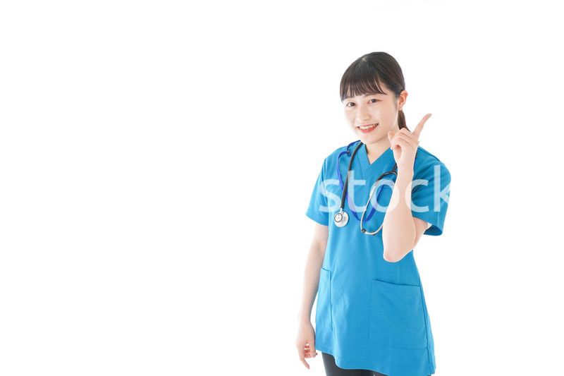 指を指す若い女性看護師
