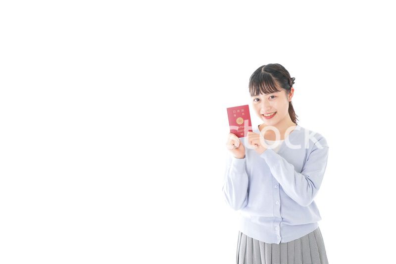 パスポートを持つ若い女性