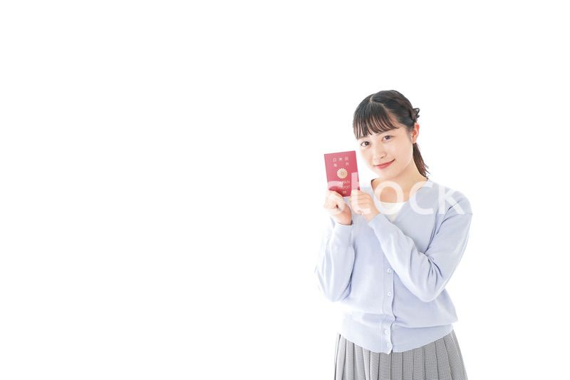 パスポートを持つ若い女性