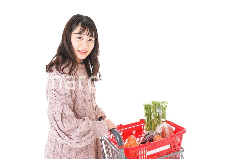スーパーで買い物をする若い女性