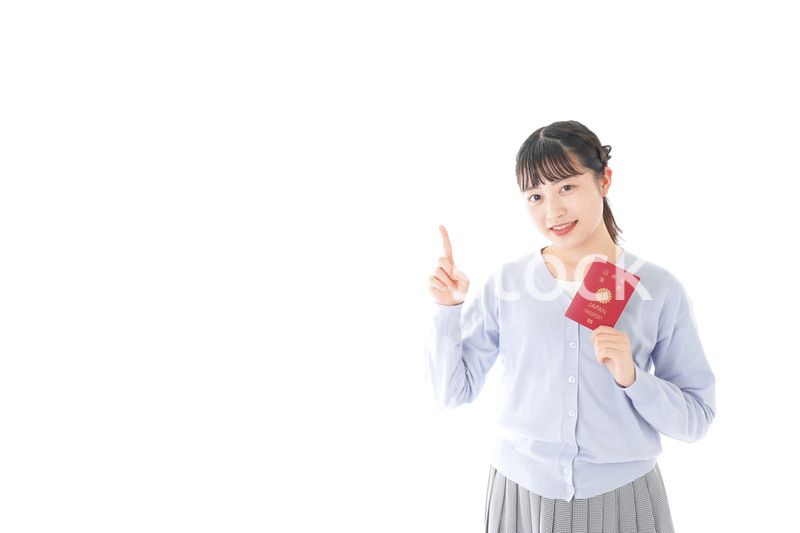 パスポートを持つ若い女性