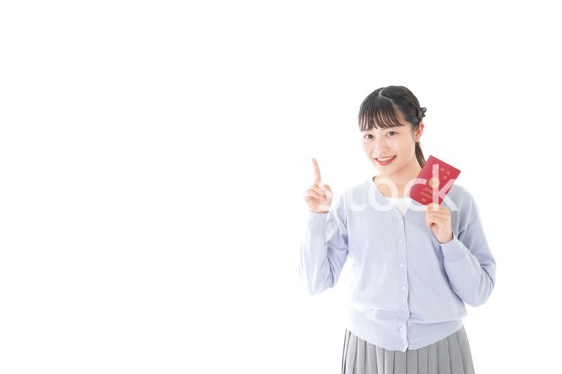 パスポートを持つ若い女性