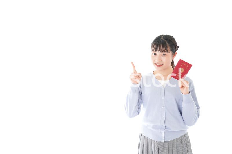 パスポートを持つ若い女性