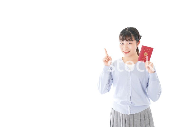 パスポートを持つ若い女性
