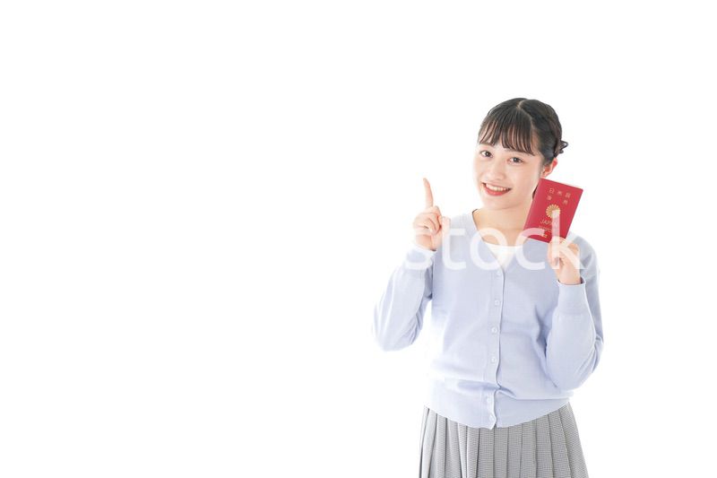 パスポートを持つ若い女性