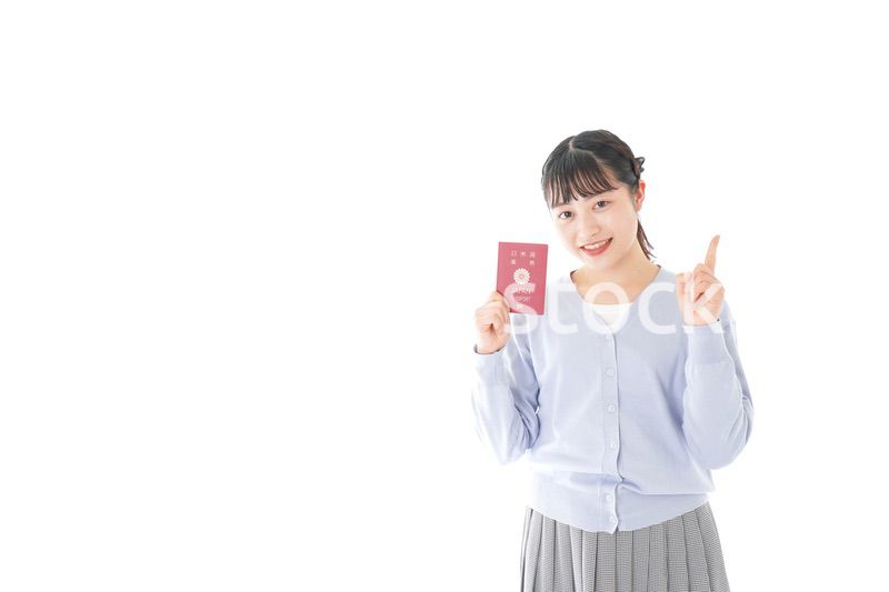 パスポートを持つ若い女性