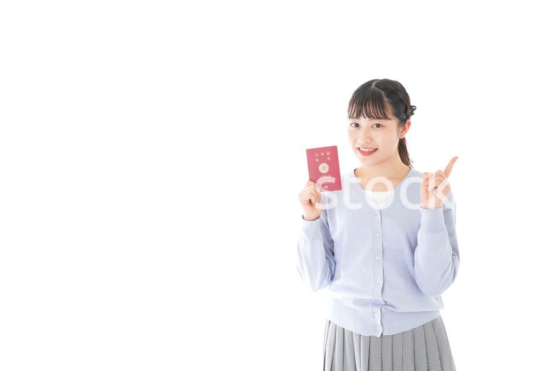 パスポートを持つ若い女性