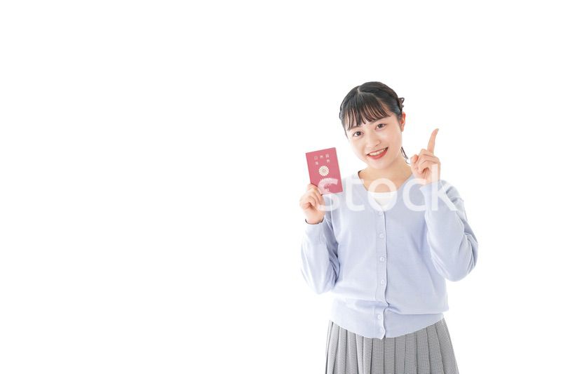 パスポートを持つ若い女性
