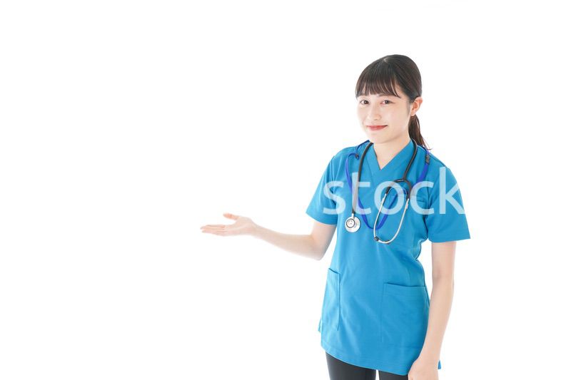 笑顔の若い女性看護師